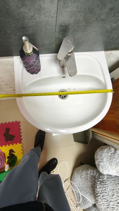 Раковина з тумбою за змішувачем