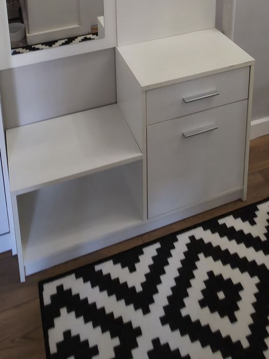 Garderoby do przedpokoju z lustrem