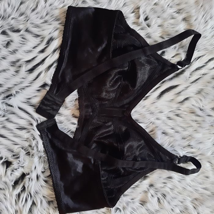 Czarny biustonosz r. 100 D