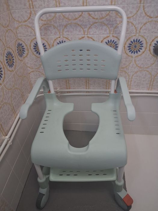 Cadeira de banho/sanitária com rodas