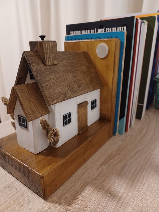 Suporte para livros artesanal em madeira maciça
