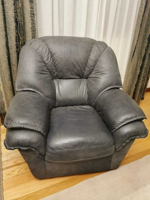 3 Sofás em pele genuína