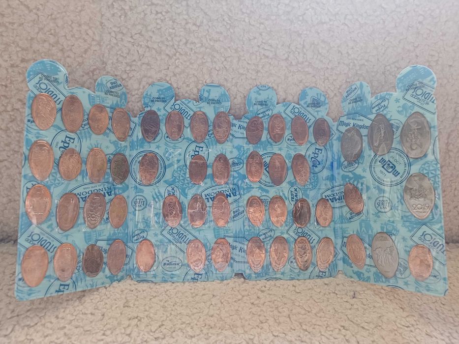 Колекція сувенірних сплюснутих монет (pressed pennies) із тематичних парків Disney.