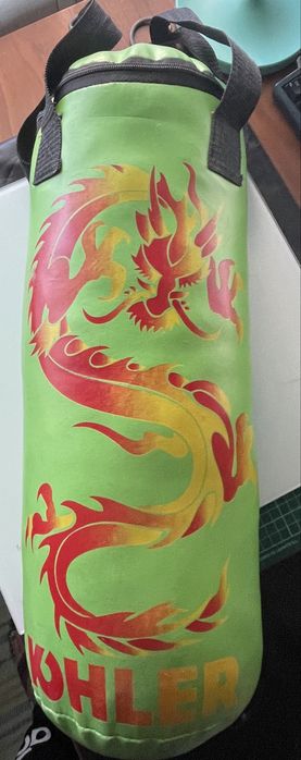 Saco de boxe infantil com luvas e capacete