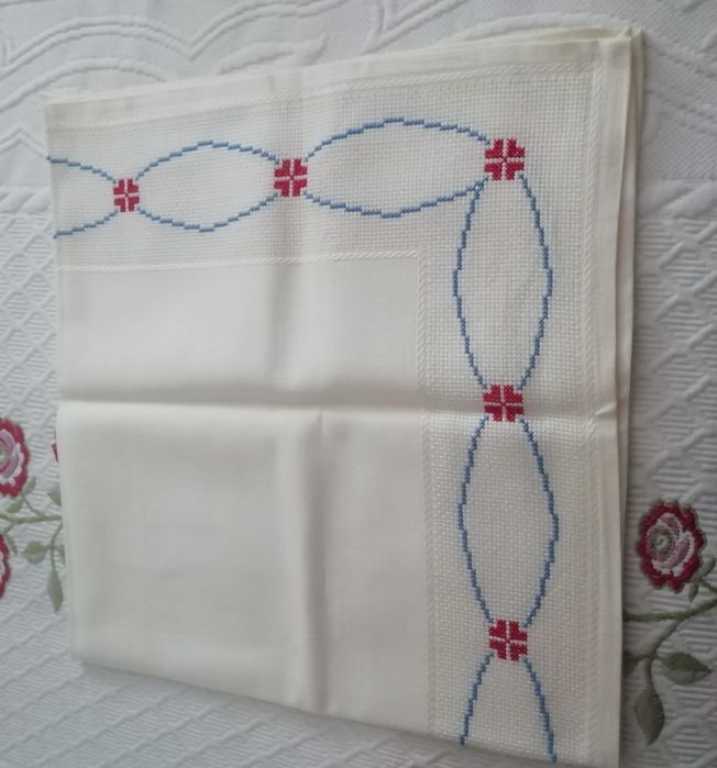 Toalha bordada à mão.
