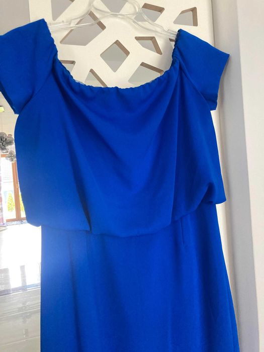 sukienka w kolorze chabrowym