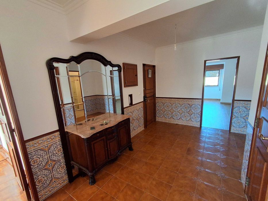 vende-se Excelente Apartamento T2 (95 m²) em Monte Abraão – Ideal para Habitação Própria ou Investimento