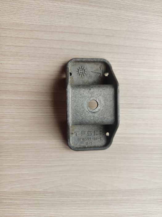 Кронштейн кріплення АКБ верхній Tesla model 3