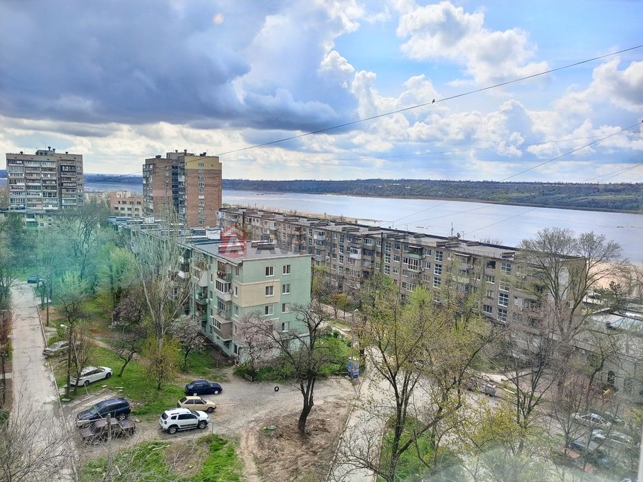 Продається 3-кімнатна на Набережний