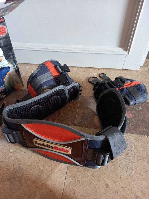 Transportadora de criança aos ombros - SaddleBaby