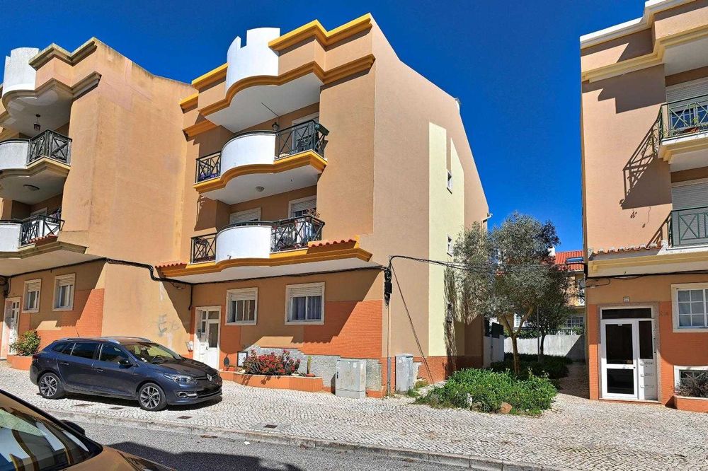 T2 com Jardim Privado Entrada Separada Renovado Excelente Localização