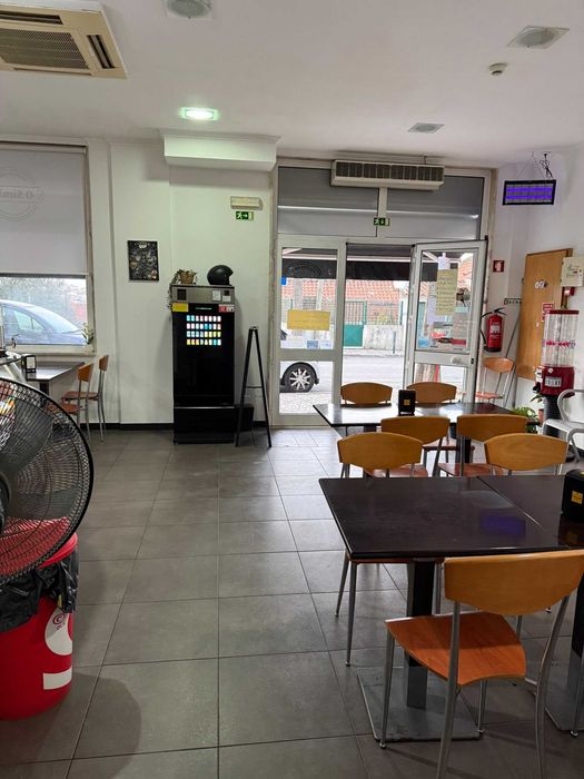 Vende-se Loja Comercial com Café/Snack-Bar em Funcionamento e Licença de Restauração e Bebidas