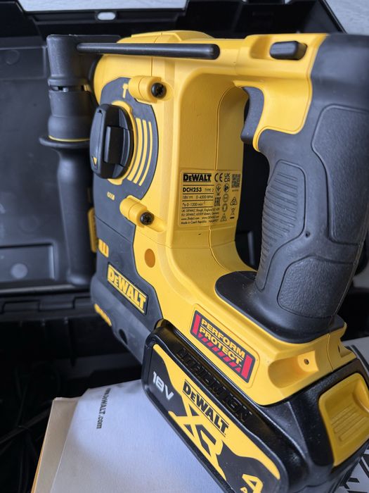 De WALT DCH253   DW682   DWE4056