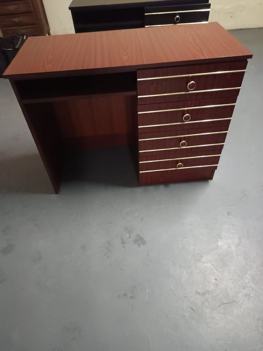 Secretaria em bom estado.195x44x72.