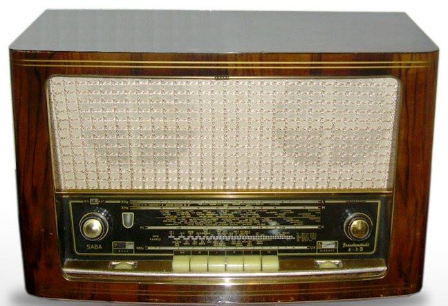 Rádio antigo a válvulas