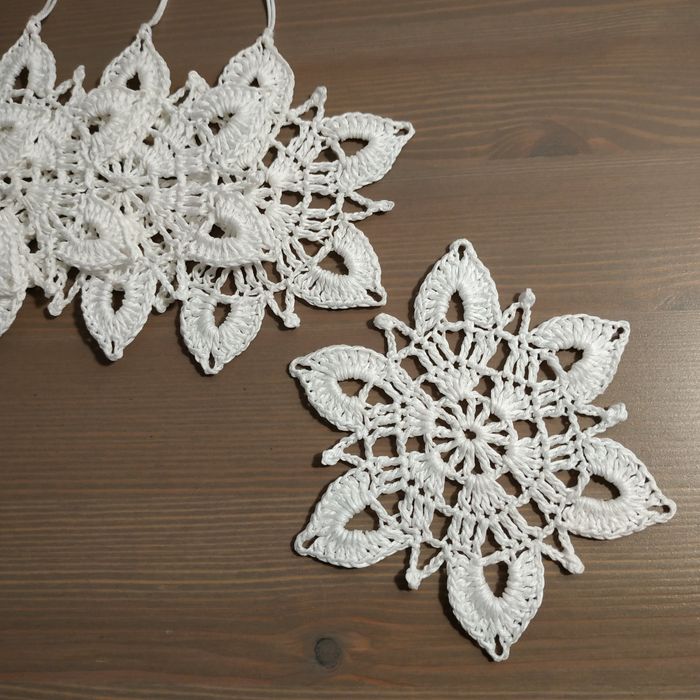 Декор в'язані сніжинки