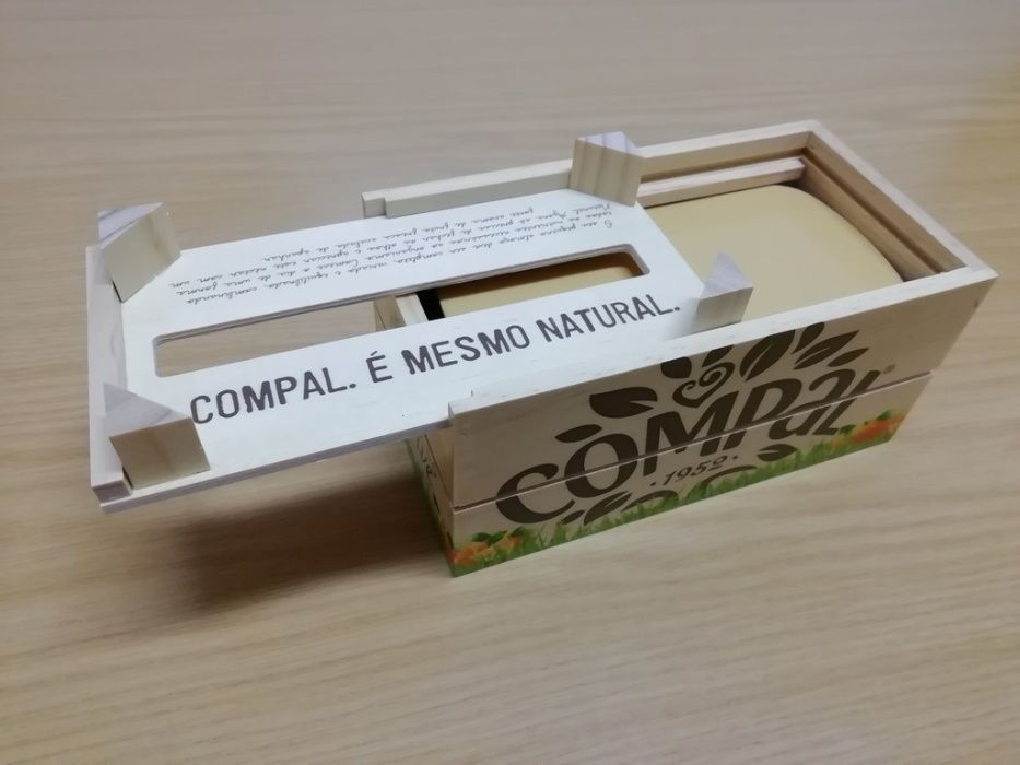 Porta guardanapos da Compal em madeira.