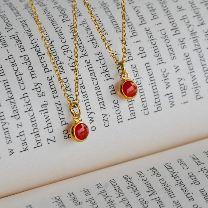 Wisiorek mini z czerwoną gipsówką