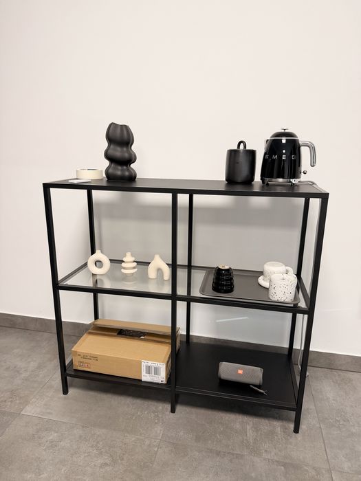 Czarny klasyczny regał Vittsjo Ikea szklany metalowy 100x93