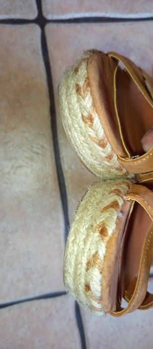 Sandały na koturnie r.39 Camel.