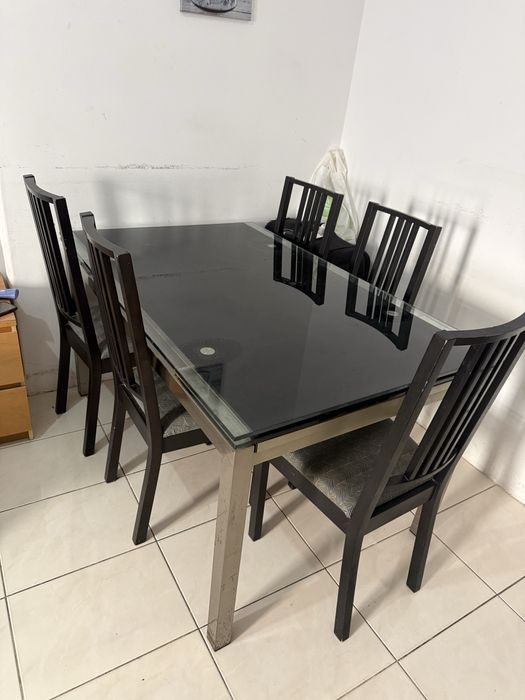 Mesa  com cadeiras e movel