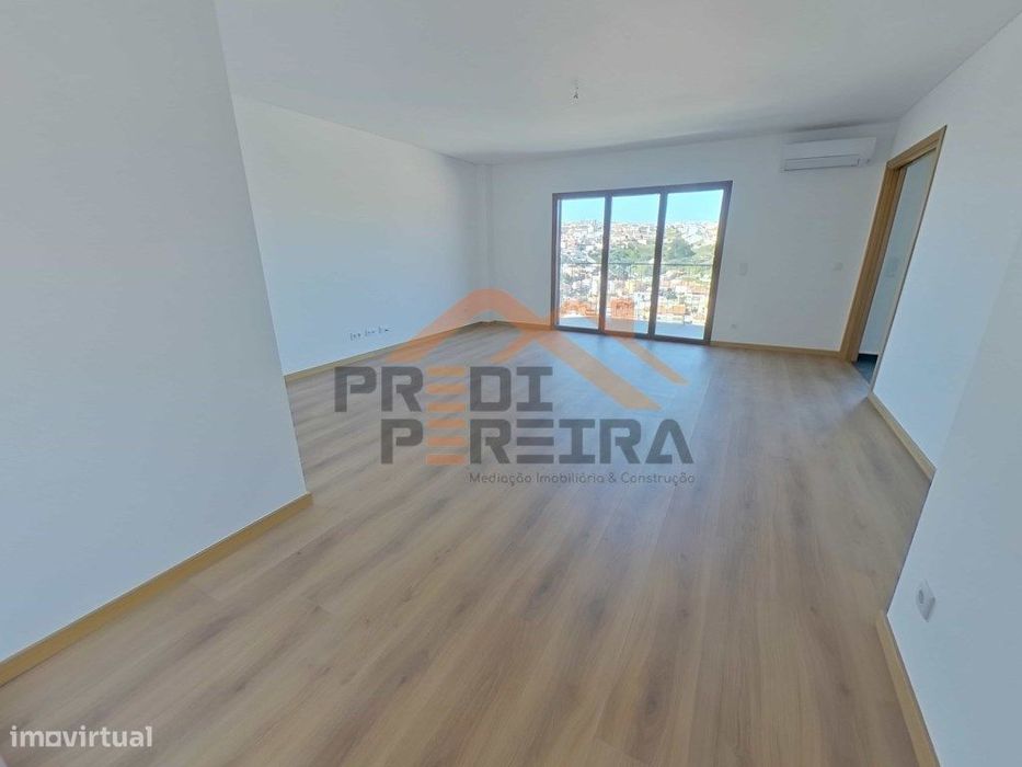 Situado na Ramada, T2 a Estrear | Varandas + Terraço | Parqueamento...