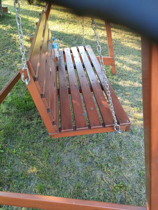 Duża drewniana huśtawka ogrodowa