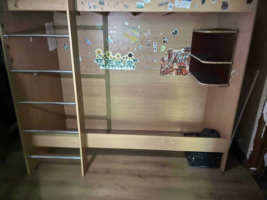 Двухъярусная кровать с лестницой