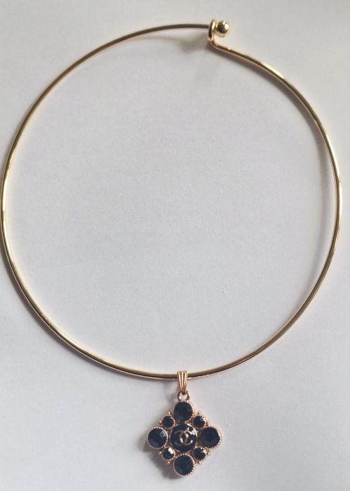 Piekny choker z logowanym wisiorkiem