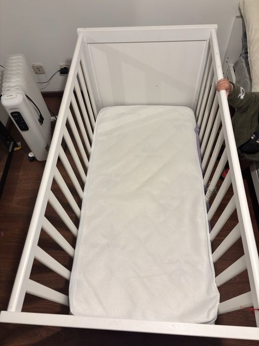 Berço com colchão e capa impermeável