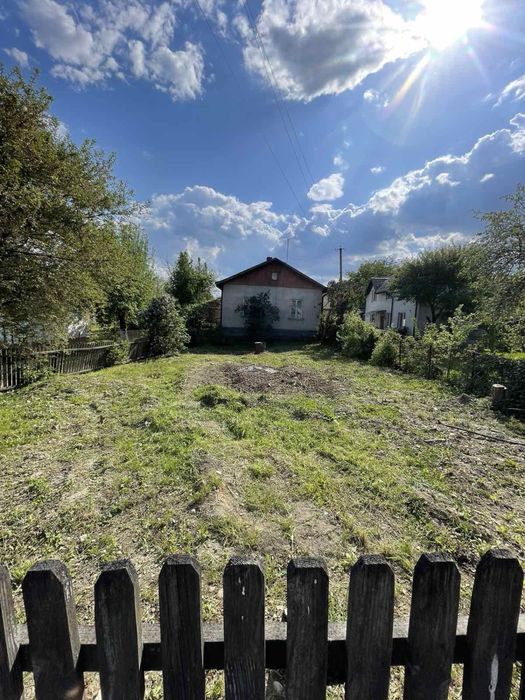 Будинок із землею в місті