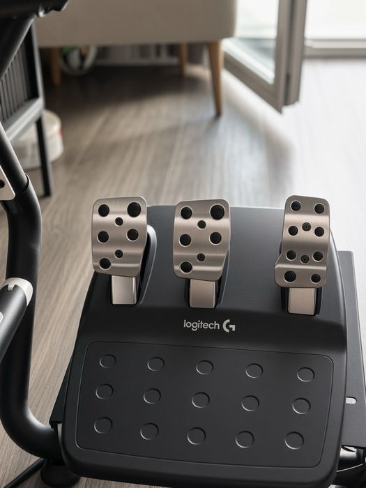 zestaw do symulatora wyścigowego Logitech