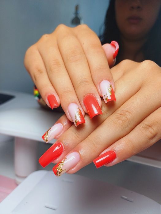 Brasileira fasendo suas unhas