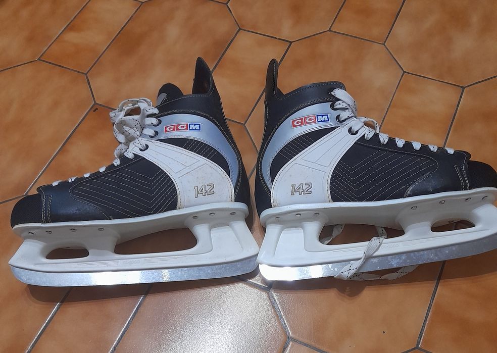 Patins de andar no gelo quase novos