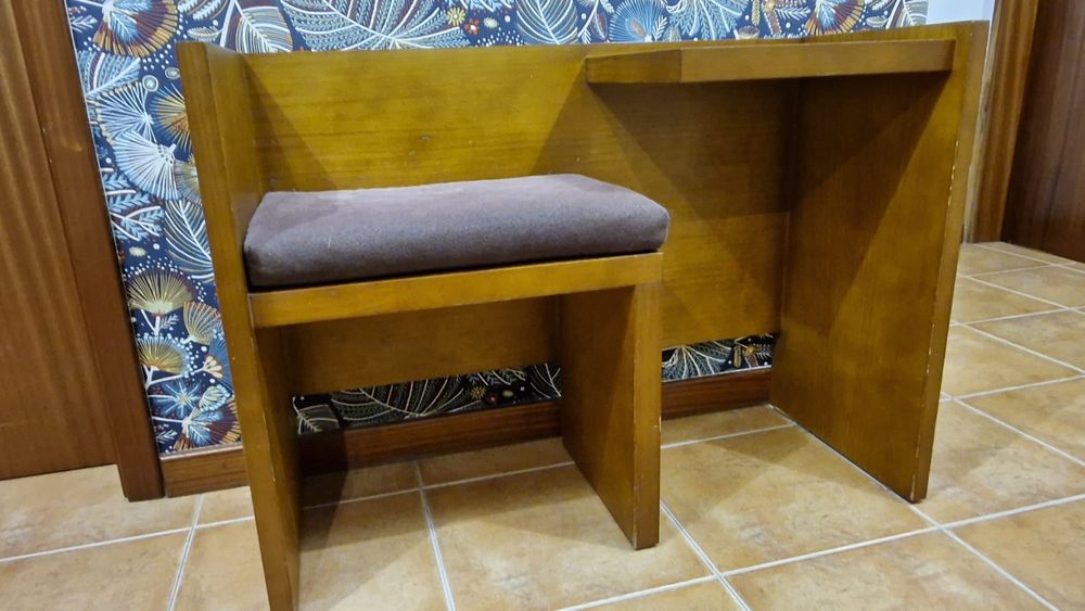 Banco de telefone, namoradeira