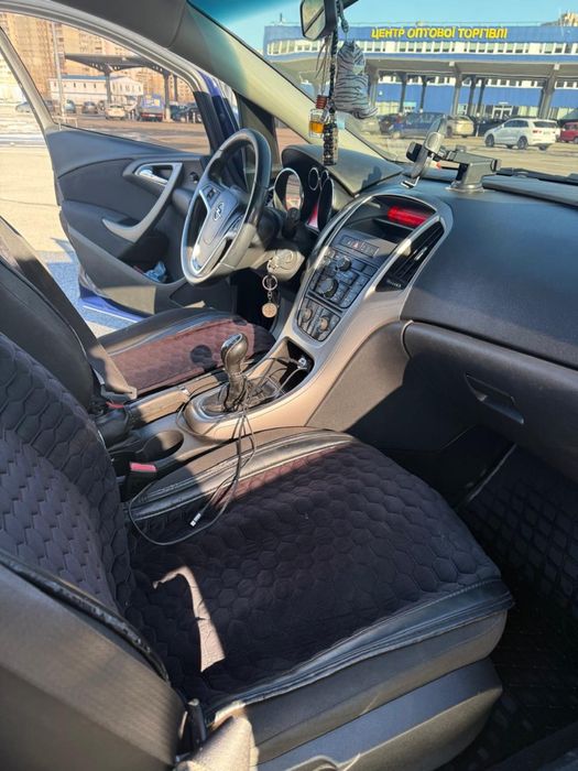 Продаеться гарне сімейне авто в гарному стані перший власник в україні