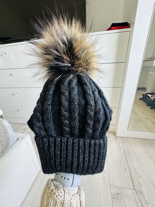 Czapka z pomponem  lis jenot naturalny czarna warkoczowa