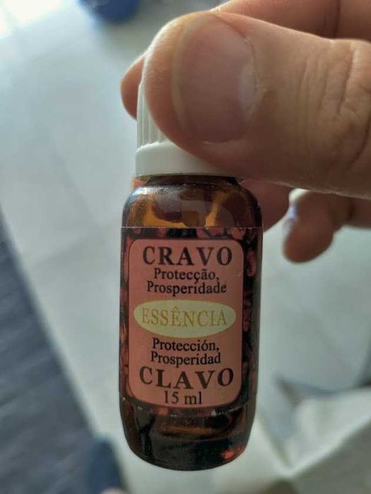Expositor com variados Óleos de Essências Florais da Cacia