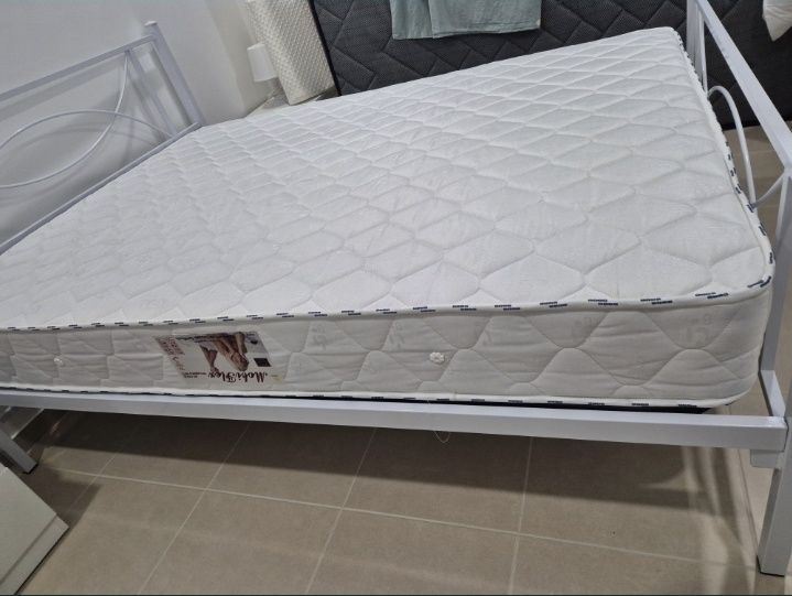 Colchão 140 x 190 praricamente novo