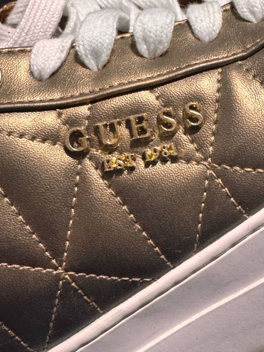 Оригінальні кросівки Guess