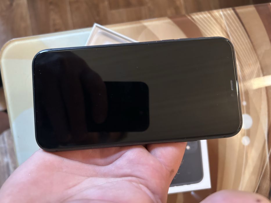 Продам 11 айфон б у