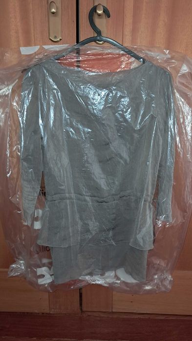 Blusa cerimónia em tecido leve.