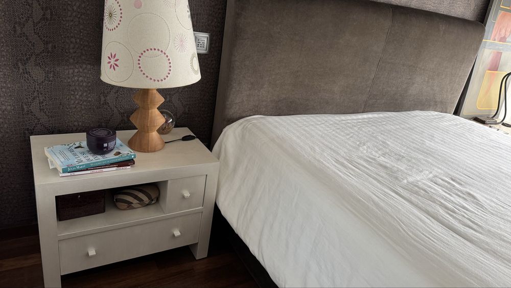 Cama casal veludo,SEM ESTRADO E COLCHAO,195x160,com mesa cabeceira e candeeiro