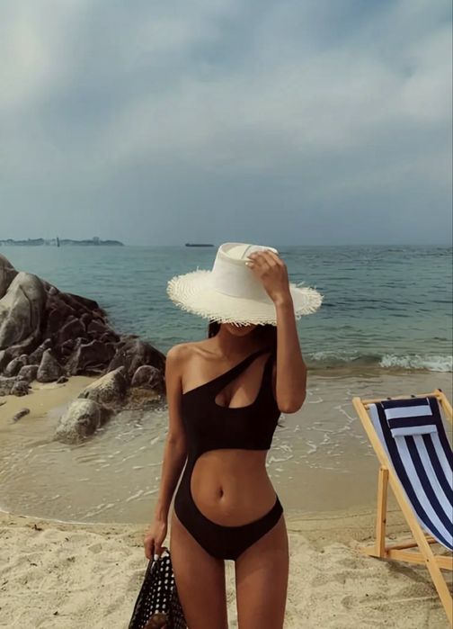 Чорний купальник з вирізами