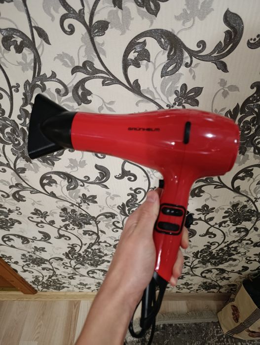 Фен для волосся червоного кольору