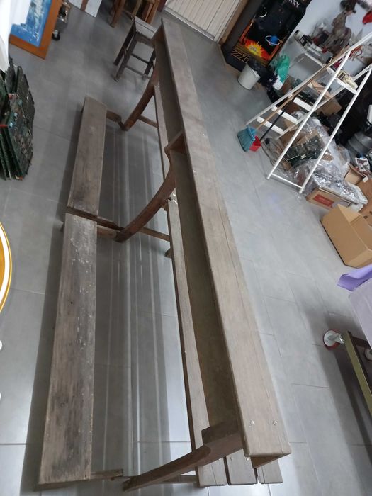 Banco de igreja rusticio