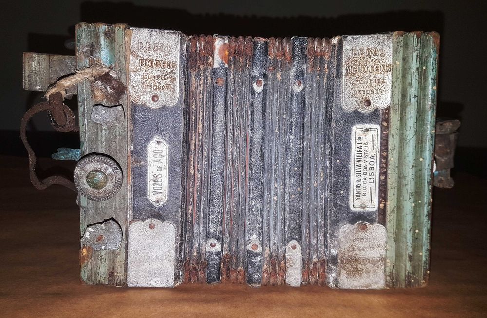 Concertina / Harmónio com quase 150 anos. Insc. " O Fado Português "
