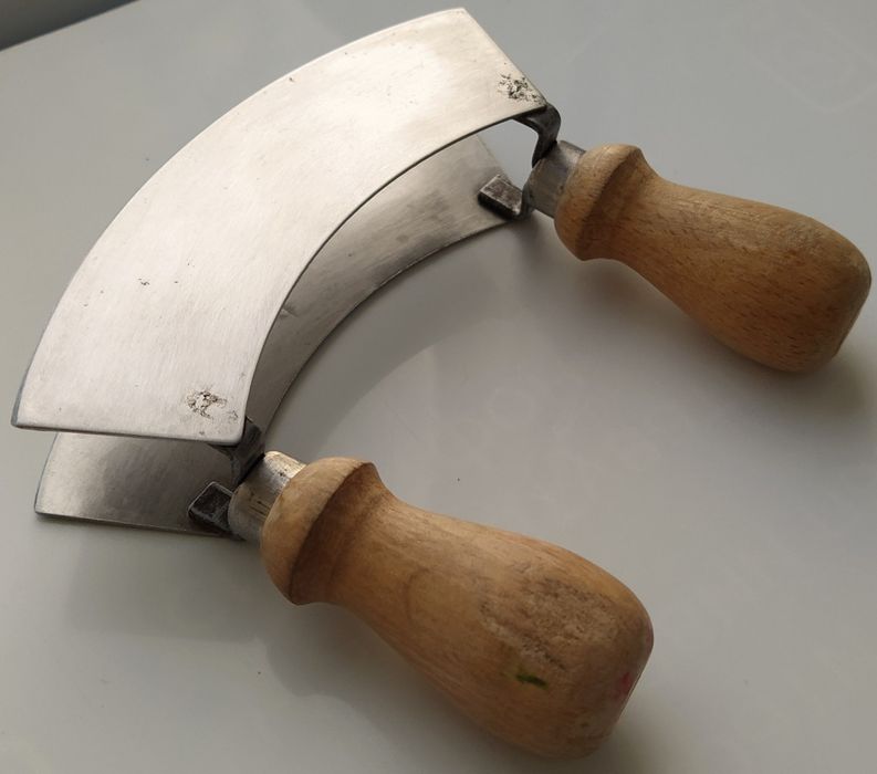 Ніж для зелені, сиру меццалуна півмісяць