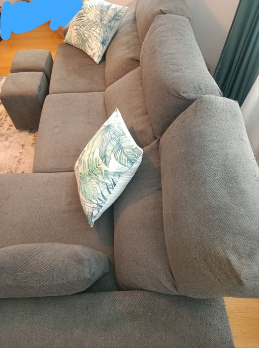 Vendo sofá CHAISE LONGUE DIREITA em bom estado, com 2 puffs e 2 almofadas cinzas incluídas.