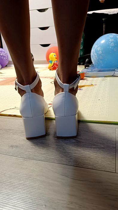 Продам весільні білі туфлі